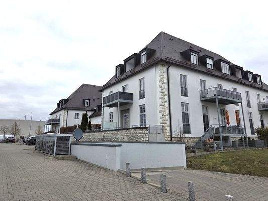 Objektansicht mit Tiefgaragenzufahrt