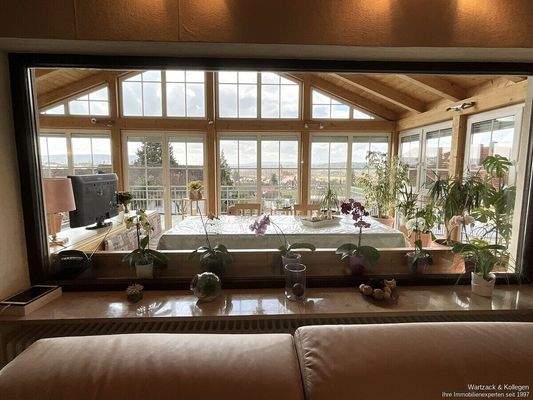 Blick vom Wohnzimmer zum Wintergarten