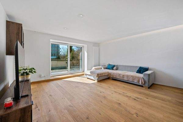 Wohnzimmer mit Balkon 