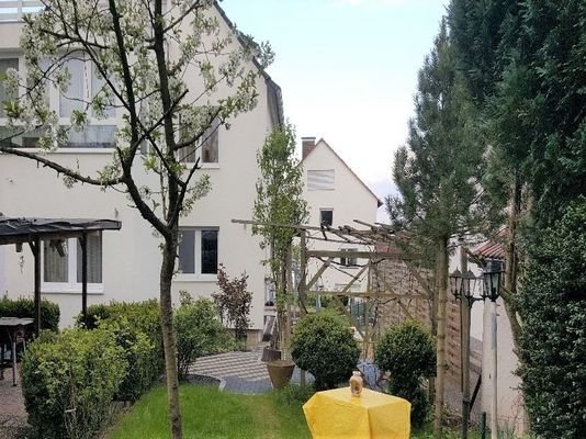 Schöne Terrasse am Haus
