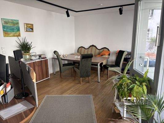 Vorderes Büro mit Bad. Gesamt ca. 40 qm.