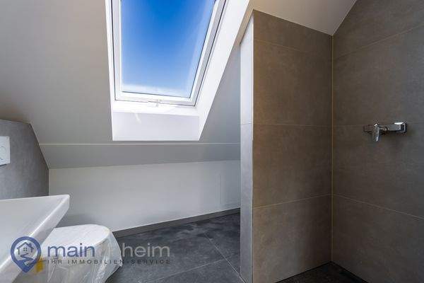 Modernes Badezimmer mit Tageslicht