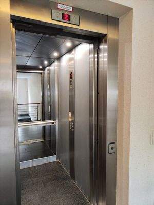 Großzügiger Fahrstuhl