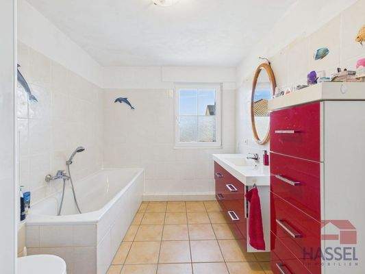 Familienbadezimmer mit Badewanne