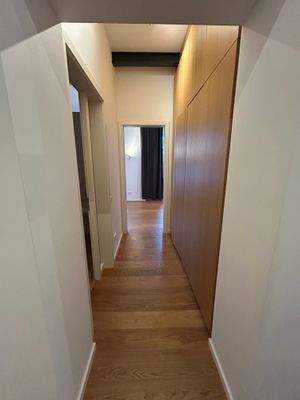 2. Flur mit Einbauschränken