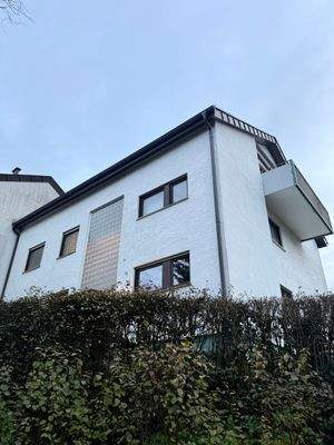 Zweistöckiges weißes Haus