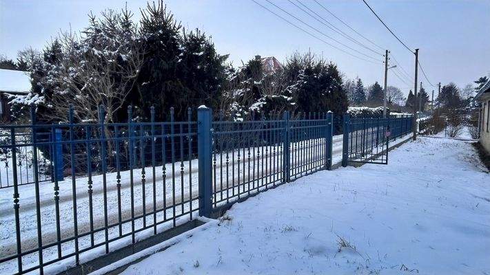 Zaun mit Tor und  Einfahrt