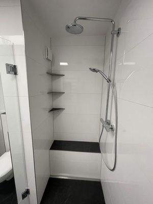 Dusche mit Sitzbank und Ablage