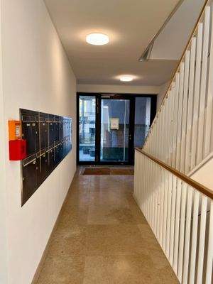 Eingang mit Treppenhaus