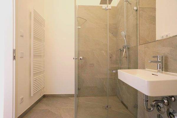 Badezimmer mit Dusche