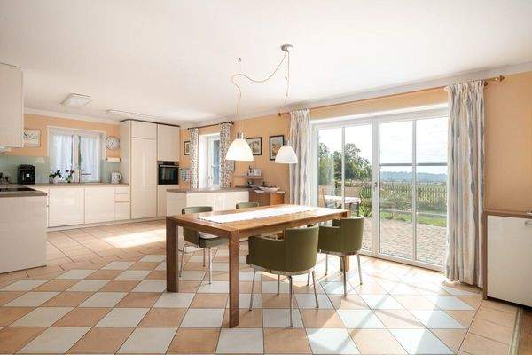 Lichtdurchfluteter Essbereich