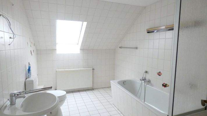 Bad mit Dusche, Wanne + Fenster