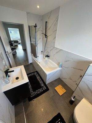 Modernes Bad mit Waschmaschinenanschluss