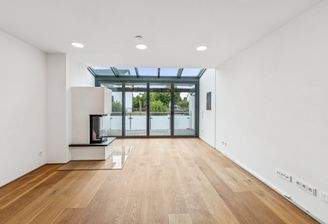 Moderne Wintergarten-Glasfront inkl. Dachbeschattung und Panorama-Kamin im Wohnzimmer