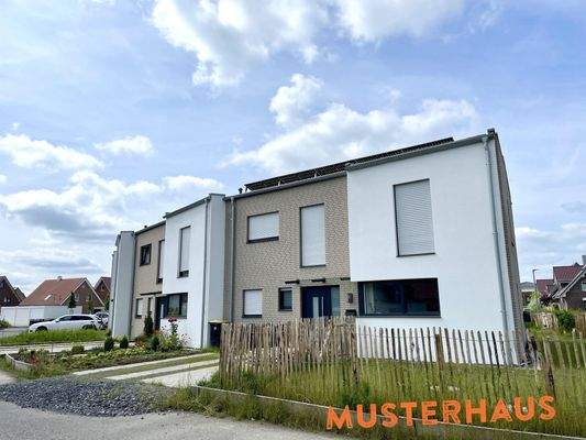 Straßenansicht -MUSTERHAUS-