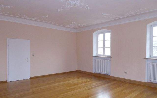 Zimmer mit Stuckdecke im Obergeschoss