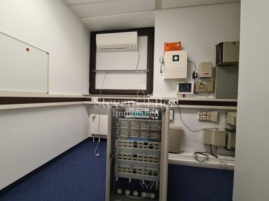 EDV-Raum mit EDV und Telefon Rack