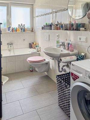 Badezimmer mit Fenster, WC