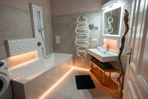 bathroom with bathtub