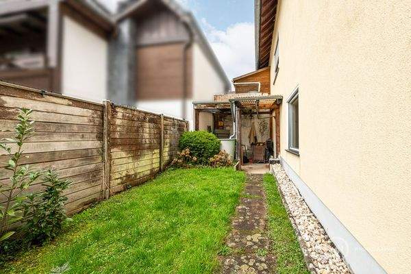 Zuwegung zur Terrasse mit Unterstand