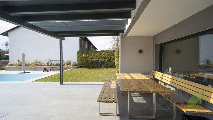 Überdachte Terrasse EG