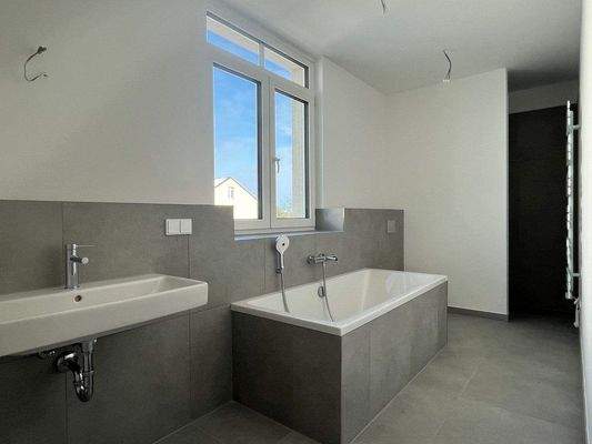 Familienbad mit Fenster, Badewanne, Dusche