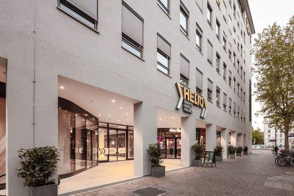 Haupteingang am Bahnhofsvorplatz