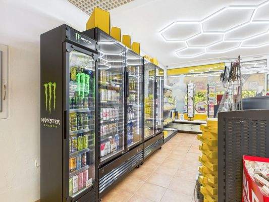 Innenbereich und  Getränkekühlschränke