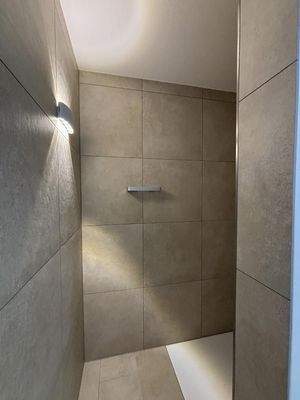 ..abgemauerter Dusche und...