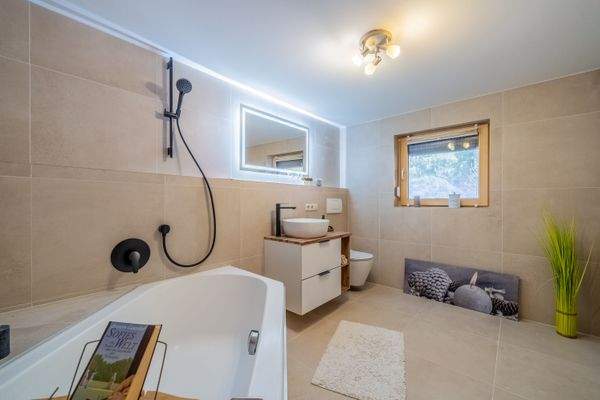 Bad (neu 2026) mit Eckbadewanne und Fenster
