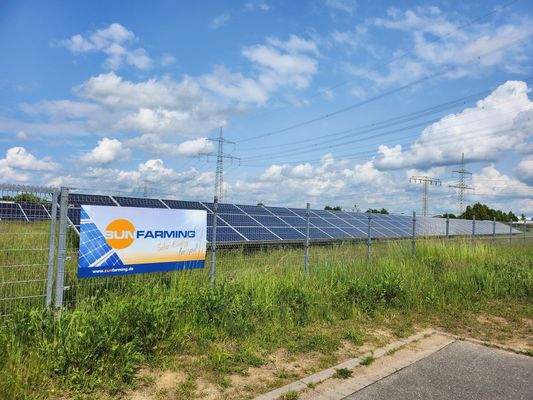 Solarfeld angrenzend