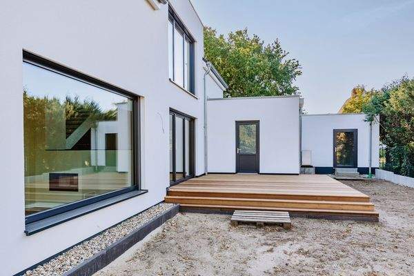 Sonnige Bangkirai-Terrasse