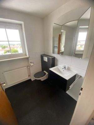 Bad 1. OG -Waschbecken - WC - Spiegel