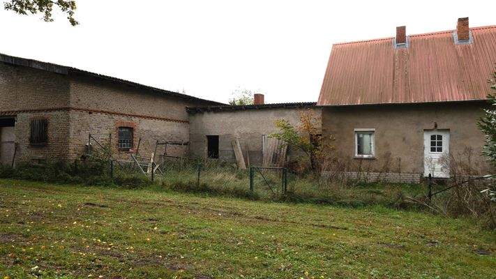 Scheune und renovierungsbedürftiges Haus
