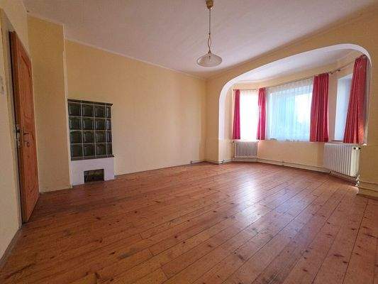 Wohnzimmer mit Kachelofen