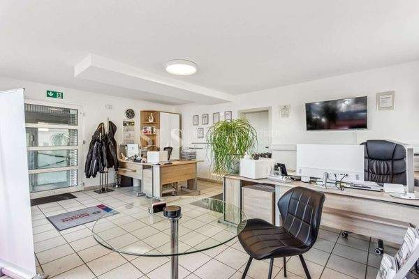 Gewerbe rechts - Hausnummer 9