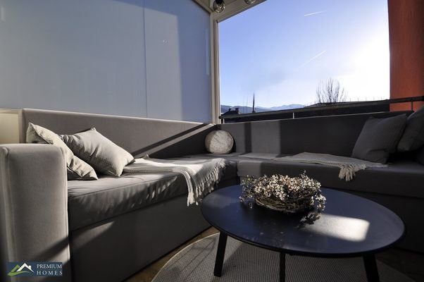 Schwaz - großzügiger, eleganter Wohnraum - Zugang auf den Balkon - von der Küche