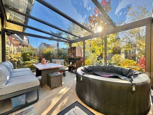 ... und Zugang zum sonnigen Wintergarten.