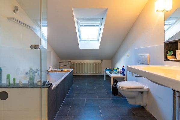 Bad mit Wanne OG (Hauptwohnung)