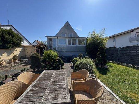 Blick vom Garten auf Westfassade