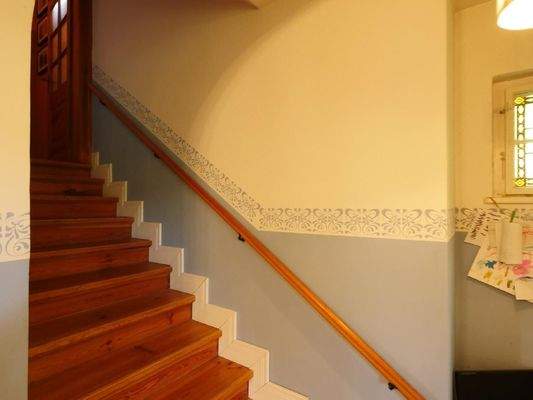  EG | HOLZTREPPE zu den Privaträumen