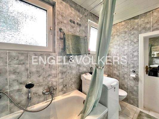 Wannenbad mit Fenster