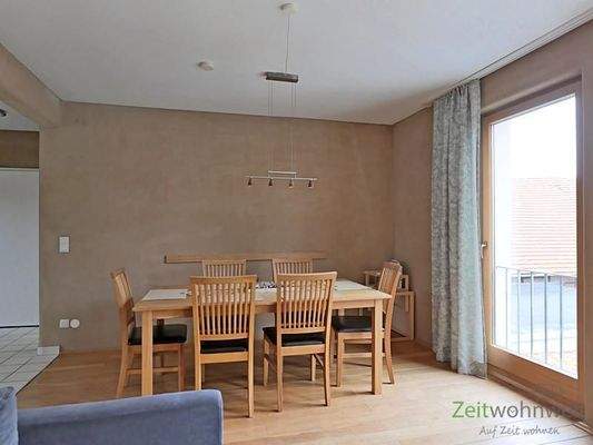 großer Esstisch im Wohnzimmer