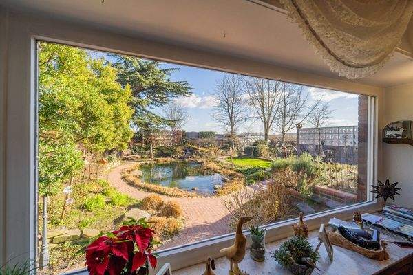 Blick vom Wohnzimmer in den Garten