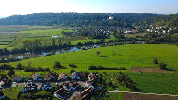 Mit Blick auf die Burg
