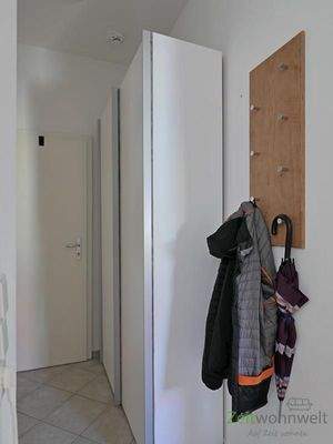 Kleiderschrank im Eingangsbereich