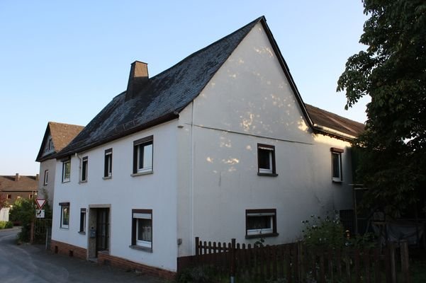 Das Haus steht in einer Seitenstraße