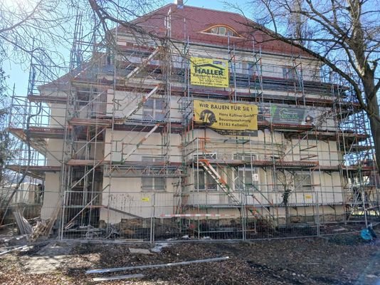 Vorderseite Villa während der Sanierung.jpg