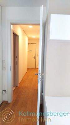 links das WC mit Schiebetür und die Diele mit Einbauten bietet hohen Platzkomfort