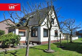 mit KI verändert - Hausvorderseite